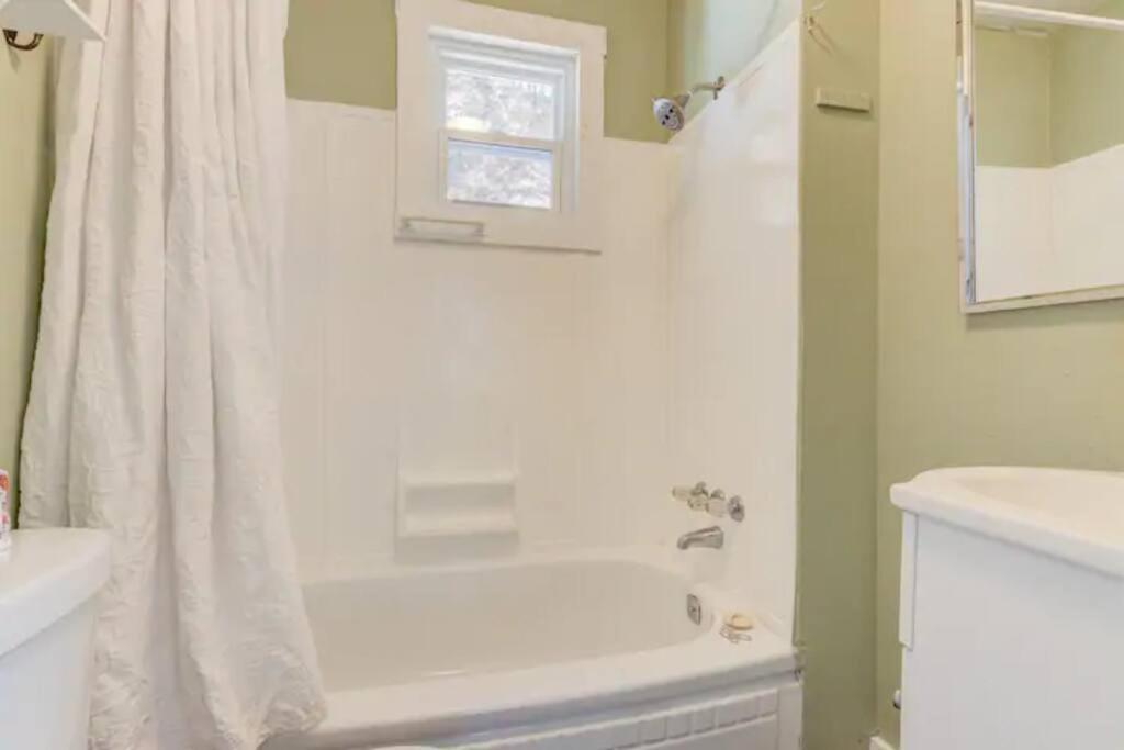 Cedar Blossom Bungalow Is A Cozy Getaway With A 5 Minute Walk To Downtown! Хот-Спрингс Экстерьер фото