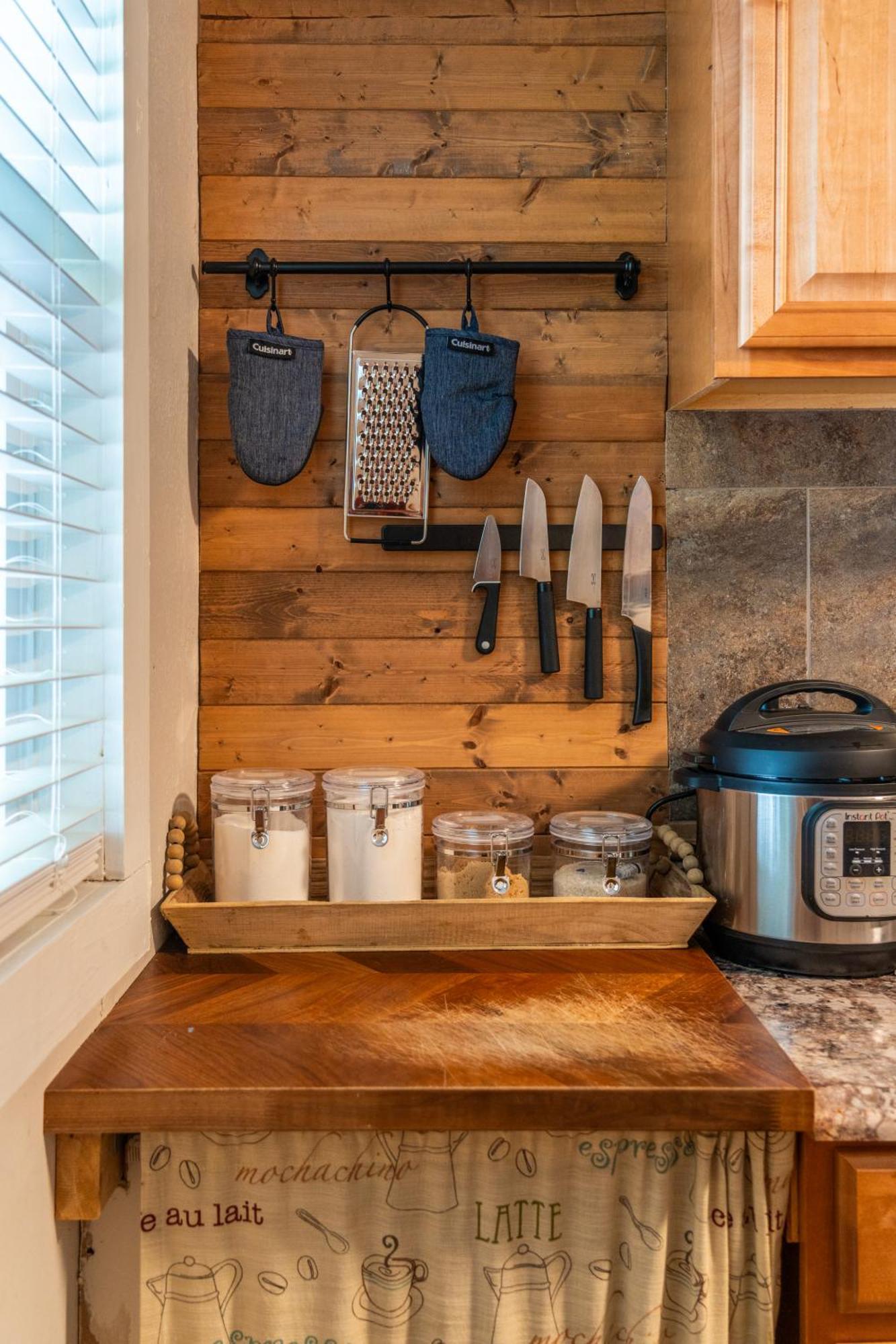 Cedar Blossom Bungalow Is A Cozy Getaway With A 5 Minute Walk To Downtown! Хот-Спрингс Экстерьер фото